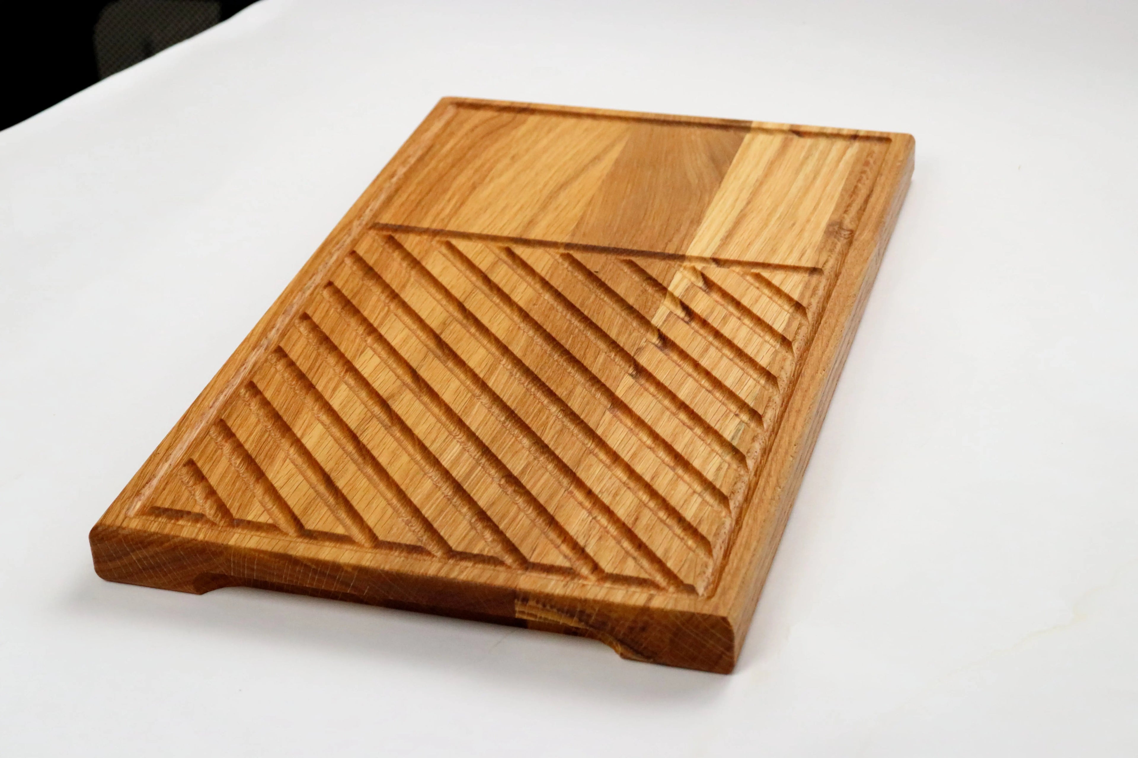 Steakbrett Eiche 32x20x2,2cm – Grillbrett mit Saftrille & Saftrinne