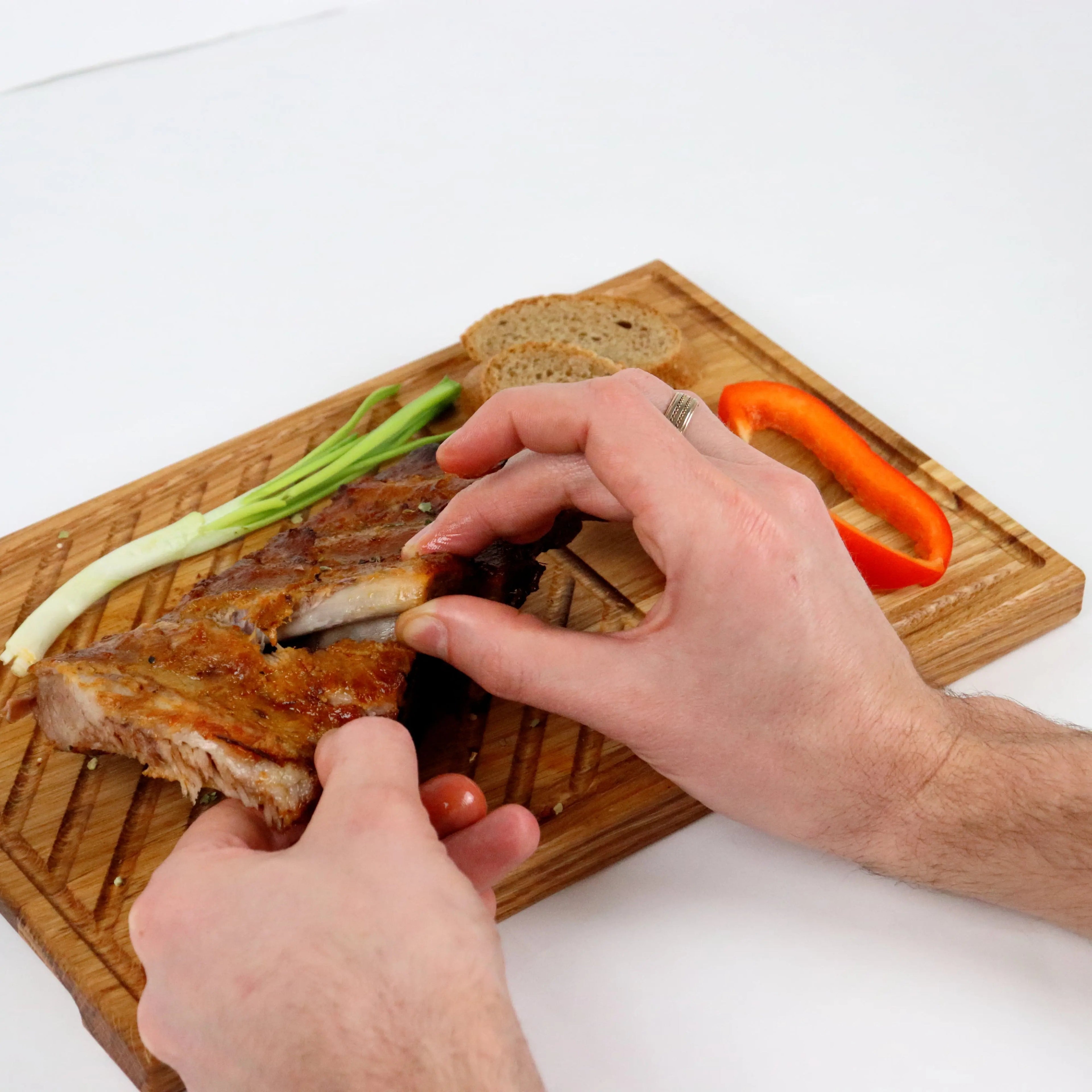 Steakbrett Eiche 32x20x2,2cm – Grillbrett mit Saftrille & Saftrinne