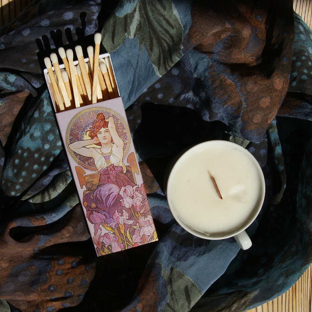 Jugendstil-Streichhölzer – „Frau in Schwertlilien“ von Alphonse Mucha, lange Design-Streichhölzer